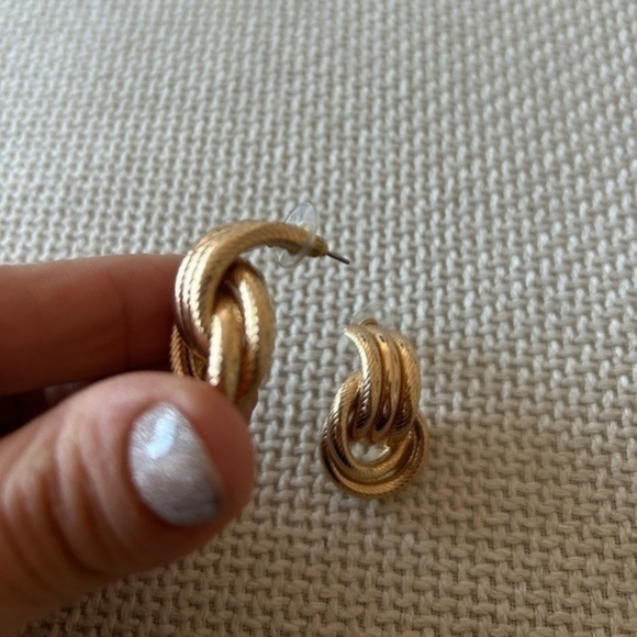 NWB Hoop gold Earrings - Picture 5 of 11